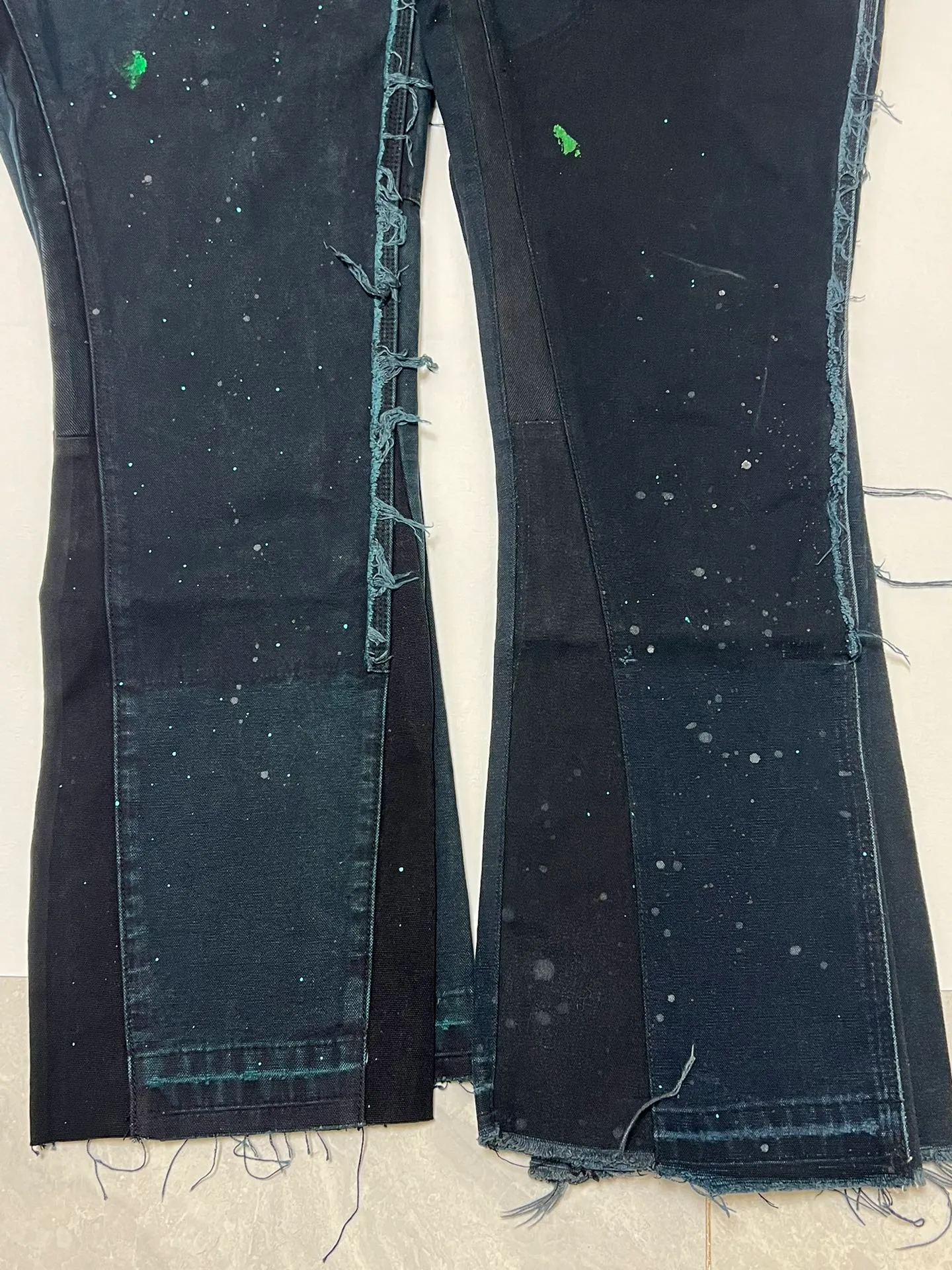 The color of the wash is particularly difficult to sample. The original version is green and black, not all black. GALLERY DEPT. LA FLARE CARPENTER PANTS. The first generation paint-splashed ink wash flared logging pants. Carhartt base version modified overalls. Green black S-XL.